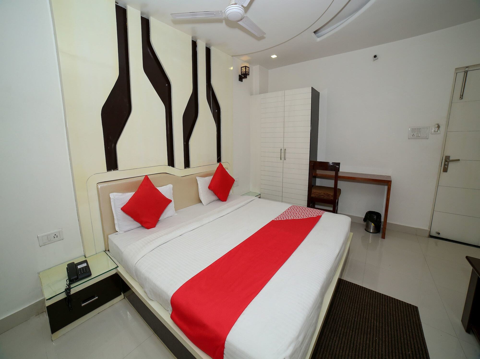 Oyo 7367 Hotel Dessert Palm Gwalior Exterior photo