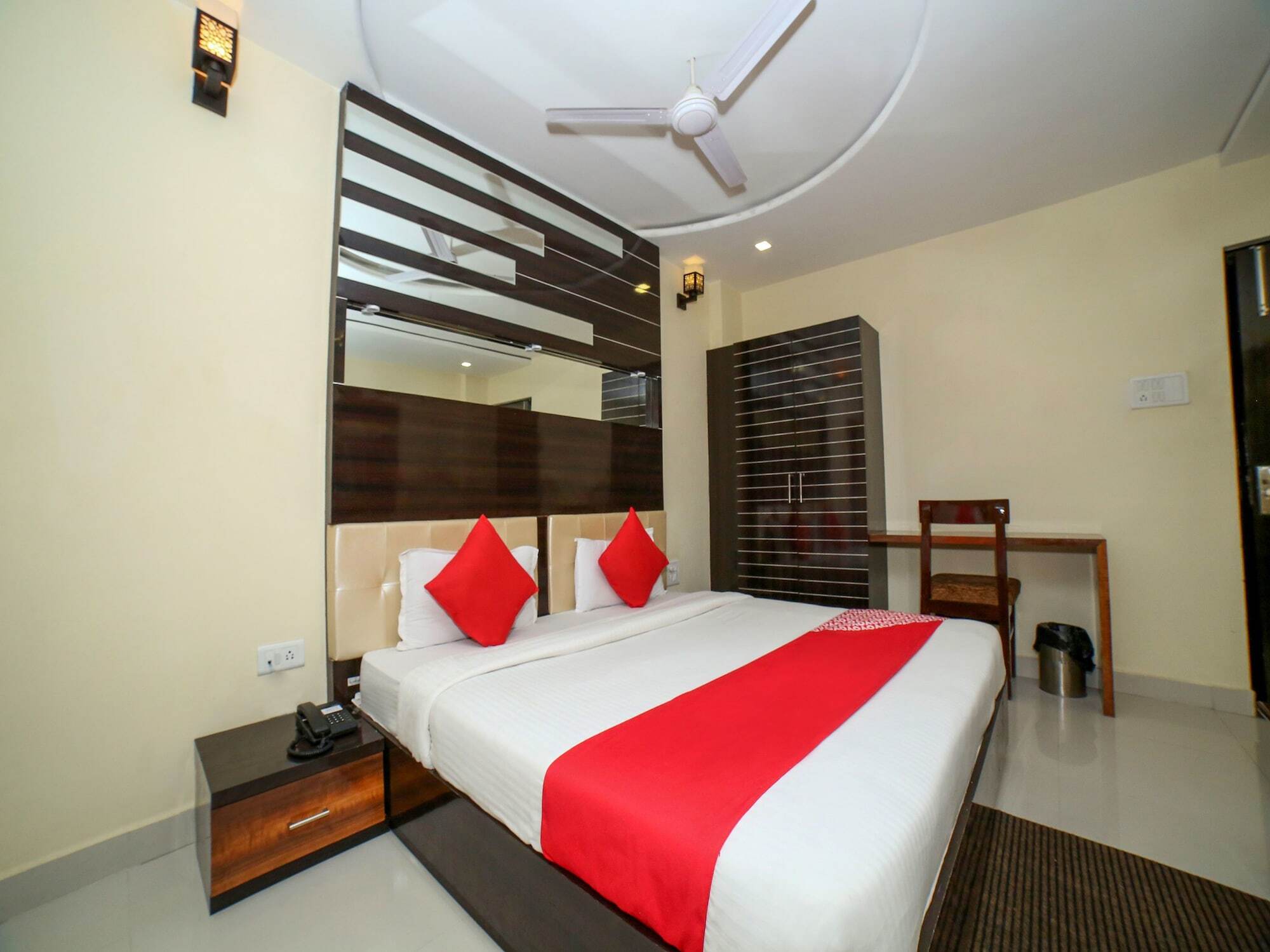 Oyo 7367 Hotel Dessert Palm Gwalior Exterior photo